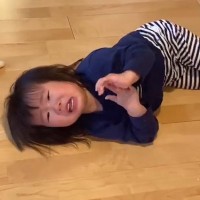 ギャン泣きしている小さな女の子を見た犬…泣きやんでほしくて見せた『健気すぎる行動』が47万再生「最高に優しい」「涙が…」と感動の声続々