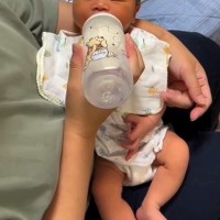 赤ちゃんにミルクをあげる時間、いつも大型犬が隣にやってきて…まさかの『順番待ちをする光景』に悶絶「可愛い」「一緒に居たいのでしょうね」