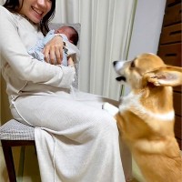 赤ちゃんと犬を『初めて会わせた』結果→想像以上に気になってしまい…あまりにも愛おしい『結末』に反響「いいお兄ちゃん」「賑やかになりそう」