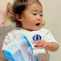 1歳の女の子が『犬のお掃除ごっこ』をした結果→思った以上に拭きまくり…あまりにも優しい『神対応』が40万再生「本当に優しい」「えらい子」