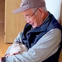 座るおじいちゃんに抱っこされている犬→まるで『会話』しているようで…愛が伝わる『尊い光景』が286万再生「涙が…」「ふたりだけの時間」
