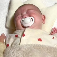 号泣する赤ちゃんをあやしていたら、犬が靴下を…『マルチタスクすぎる状況』が面白すぎると60万再生「情報量ｗｗ」「赤ちゃんふたりいて草」