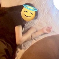 身長160cmの女性と添い寝する超大型犬→『圧巻の大きさ』が106万表示「予想の3倍以上デカかった」「大きなクッションかと」と驚きの声