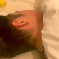 胃腸炎になり寝込んでいる男性→犬が心配そうに寄り添って…献身的すぎる『まさかの行動』が41万再生「キュン…」「お供え物たまらん」と絶賛