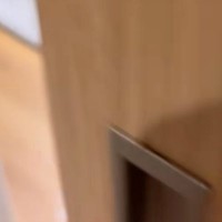 お風呂上がりにリビングに戻ったら、犬が待っていて…中に人間が入っているような『体勢』が88万再生「手の位置ｗ」「小さなおじさんで草」