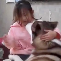 パート中、ふと見守りカメラを確認した結果→小学校から帰宅した娘とシベリアンハスキーが…尊すぎる光景に反響「こんなの見たら泣いちゃう…」