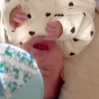 ベビーベッドで号泣する赤ちゃん→犬がおもちゃをくわえて…あまりにも尊い『一生懸命あやす光景』に感動「癒された…」「ありがたい存在」