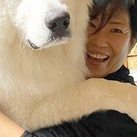 『こ、子犬とは…？』おばあちゃんのことが大好きな生後8ヶ月の超大型犬→もはやシロクマな『衝撃の光景』に4万いいね集まる「デカすぎるｗｗ」
