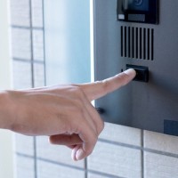 犬が『インターホンに吠える』4つの理由　音に反応してしまう心理や対策まで解説