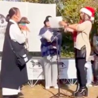 3歳で『余命宣告』された犬→13年後…まさかの『長寿犬の表彰式で壇上にのぼる光景』に涙「見たらウルウルした」「長生きしてね」と感動の声