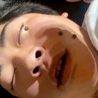 酔っ払って爆睡する男性→いびきがうるさすぎるので『犬のおやつを顔面に置いた』結果…面白すぎる展開が64万再生「幸せ過ぎる」「羨ましいｗ」