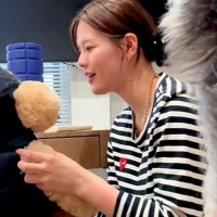 犬の前で『ぬいぐるみ』を可愛がってみた結果…全力で『阻止』しようとする光景が愛おしすぎると160万再生「嫉妬の地団駄ｗ」「かわいすぎ」