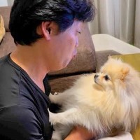 絶対に『パパとのチュー』をしたくない犬→ママが試してみた結果…辛辣すぎる『あからさまな態度』が364万再生「震えてるｗ」「切なくて草」