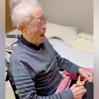 愛犬を亡くし『認知症気味になったおじいちゃん』→サプライズで贈り物を渡すと…涙が止まらない光景が190万再生「愛してたんだ…」「泣いた」