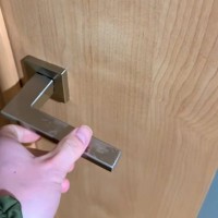 2匹の大型犬を散歩に連れていこうと、部屋のドアを開けたら…あからさまに『行く気がなさすぎる光景』に爆笑「寝相がｗｗｗ」「最高に可愛い」