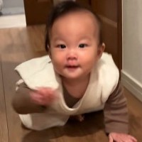 ハイハイをする赤ちゃんに『おいでおいで』と声をかけた結果→「通りすぎてったｗ」「いいコンビ」思ってたのと違う『まさかの光景』に爆笑の声