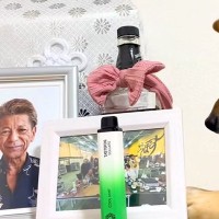 おじいちゃんが亡くなり悲しんでいたら、犬が遺影の横で…思わずもらい泣きしてしまう光景が17万再生「愛されてたんだね」「見ていて涙が出た」