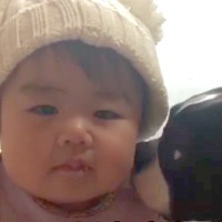 赤ちゃんのことが大好きな犬→7年後…大きくなっても変わらない『関係性』が素敵すぎると12万再生「かわいいの渋滞」「優しいお兄ちゃん」