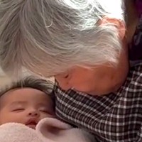 里帰り最終日、おばあちゃんが『赤ちゃんと犬』を抱いて眠り…あまりにも『尊くて儚い光景』が649万再生「素敵すぎる」「世界平和の縮図」