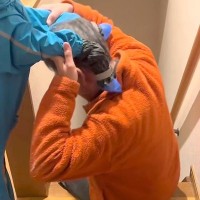 『人かと思ったｗｗ』階段でパパに抱っこされていたのは…もはや人間の子どもな『まさかの正体』が5万再生「服だけ見たら人ｗｗ」「癒される」