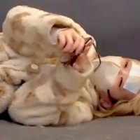 熱を出してしまった女性→寝ていると『大型犬』がそばにいてくれて…尊すぎる『看病の光景』が124万再生「心強い味方」「すごく優しい」と称賛