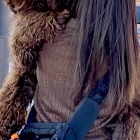 『歩きたくない』と駄々をこねる大型犬→仕方なく抱っこしたら…自分の大きさを理解していない『子供のような光景』に反響「可愛い甘えん坊さん」