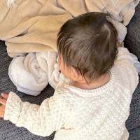 1歳の女の子が届かない位置に避難する犬→想定外だった『賢すぎる方法』と『ドヤ顔』が8万4000表示「天才ｗｗ」「イッヌの勝利」と爆笑