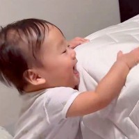 爆笑する赤ちゃん→ベッドの上に『犬』が乗っかって…人間顔負けな『育児のプロすぎる光景』に3万いいね「ほんまにすごい」「頭良すぎる」と称賛