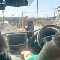 『手の置き場所よｗ』ドライブ中の夫と大型犬を、後部座席から撮影したら…思わずニヤける『後ろ姿』に3万いいね「付き合いたてのカップルで草」