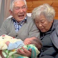 赤ちゃんを笑わせようとするおじいちゃん→2匹の犬も近くにきて…尊さが大渋滞している『幸せな光景』に反響「愛に溢れてる」「笑顔が最高」