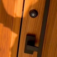 3分だけコンビニに行った結果→帰宅後、犬が玄関で待っていて…すぐに早く帰りたくなる『尊い光景』が15万再生「たまらない」「可愛すぎる」