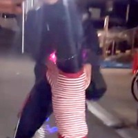 犬2匹の散歩中に『帰宅中のお父さん』と鉢合わせた結果…まるで『数年ぶりに再会したような光景』が最高だと絶賛「帰りたくなる」「嬉しそう」