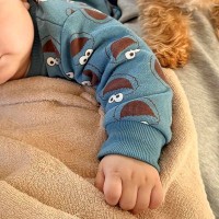 腹痛で苦しむ母親→休んでいたら『赤ちゃんと犬』がやってきて…とんでもなく尊い『温めてくれる光景』に反響「優しいし可愛い」「幸せの塊」