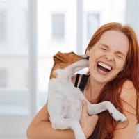 犬が『女性好き』といわれている理由4選　男性との大きな違いや注意点まで解説