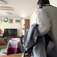 父に内緒で『子犬を飼った』結果→謎の大きな箱を発見して…気付いた瞬間の『100点満点なリアクション』に反響「ふたりとも可愛い」