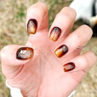 何気なくネイルの写真を撮影→背景には『犬』がいて…ツッコミが殺到した『自由すぎる光景』に2万いいね「自由さが良い」「クセｗｗ」と爆笑