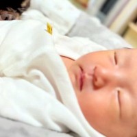 生まれたばかりの赤ちゃんが寝ていたら、犬が近づいて…気が付いたらいつも隣にいる『愛に溢れた光景』に反響「守ってくれてるのね」「仲良し」