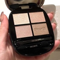 コスメの写真を撮影しようとしたら、鏡に…想定外だった『奇跡の一枚』に26万いいねの大反響「カメラ目線で笑った」「運良すぎるｗｗ」と爆笑