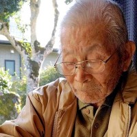 98歳のおじいちゃんが『歩けなくなった犬』のために…愛に溢れた『手作りの贈り物』に1万いいね「可愛い孫なんだ」「元気になって良かった」