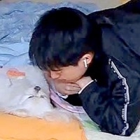 バイト前の息子が『犬を寝かしつけた』結果→家を出る時間が迫っても…愛情に溢れた光景が338万再生「離れたくない可愛さ」「どこも行けんｗ」