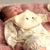 気持ちよさそうに眠る赤ちゃんの隣で、犬が一緒になって…あまりにも愛おしい『赤ちゃん返り』が58万再生「寝方と寝顔が可愛い」「幸せな時間」