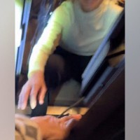 仕事中に母から『迷い犬が外を走ってた』と電話→近所で発見後、家を探した結果…飼い主との再会の瞬間に称賛「もらい泣き…」「本当よかった」