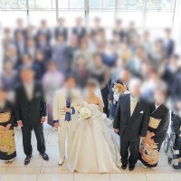 結婚式の集合写真を見返していたら『参列した犬』が…あまりに愛おしい『まさかの光景』に6万いいね集まる「にっこり不可避」「素敵すぎ」と絶賛