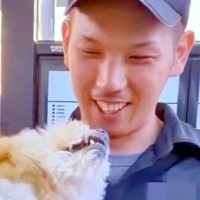 ガソリンスタンドで出会った『店員のお兄さん』が、犬に…あまりにも微笑ましい『尊いやり取り』に絶賛の声「扱い慣れてる」「お互い嬉しそう」