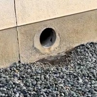 塀に開いている穴→前に立つと…？何度でも通りたくなる『まさかの光景』が60万再生「毎日行きたくなるｗｗ」「わざわざ通るまである」と絶賛