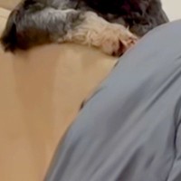 仕事で帰りが少し遅くなった結果→待っていた犬たちの『姿勢』が…思わず二度見する『まさかの光景』に爆笑の声「大物感あって草」「人間？ｗ」