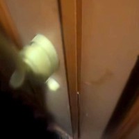 家族全員が寝ている時間に帰宅→ドアを開けたら、犬だけが待っていてくれて…愛にあふれた『全力のお出迎え』が8万再生「可愛すぎ」「たまらん」