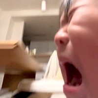 なぜか『赤ちゃんがスマホで自撮り』をして号泣…思わず笑う『まさかの光景』が122万再生「完璧なカメラワークｗｗ」「プロ意識高すぎて草」