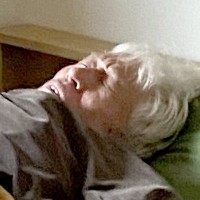 『最近よく眠れない。金縛りにもなる。』と悩む夫→早朝、目に飛び込んだ『まさかの光景』に6万いいね「本当に苦しそうｗ」「見なかったことに」