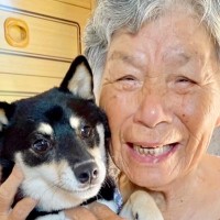 犬たちを連れて『おばあちゃんの家』へ→帰り際、毎回決まって泣いてしまい…あまりにも尊い『お別れの瞬間』に感動「もらい泣きした」「凄い愛」